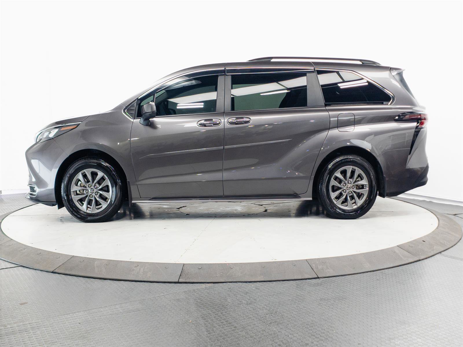 Certified 2024 Toyota Sienna XLE image 9