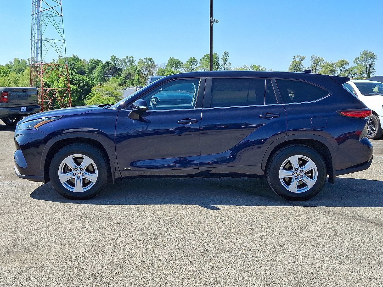 Used 2023 Toyota Highlander LE AWD/4WD image 4