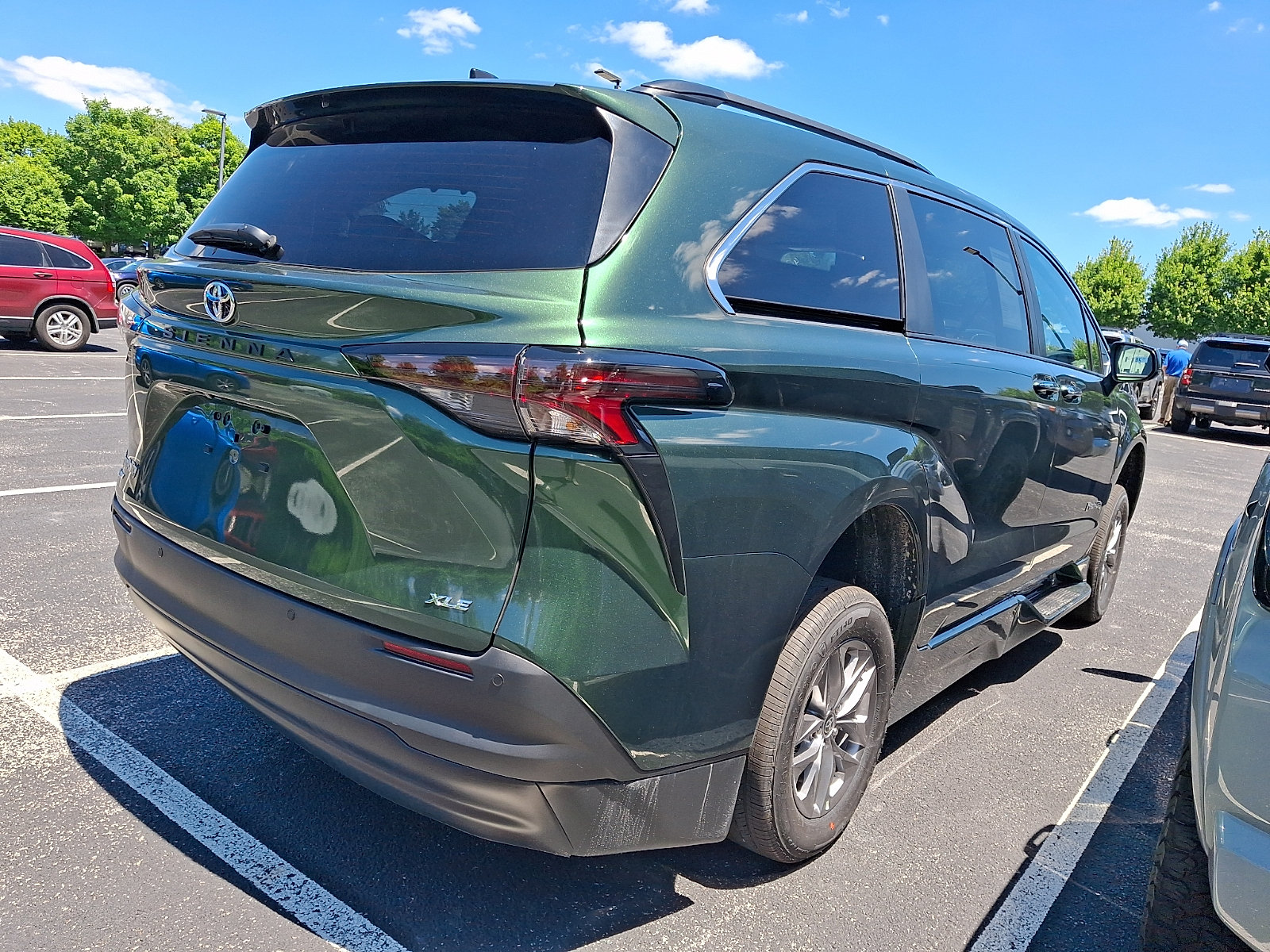 Used 2026 Toyota Sienna XLE FWD image 4
