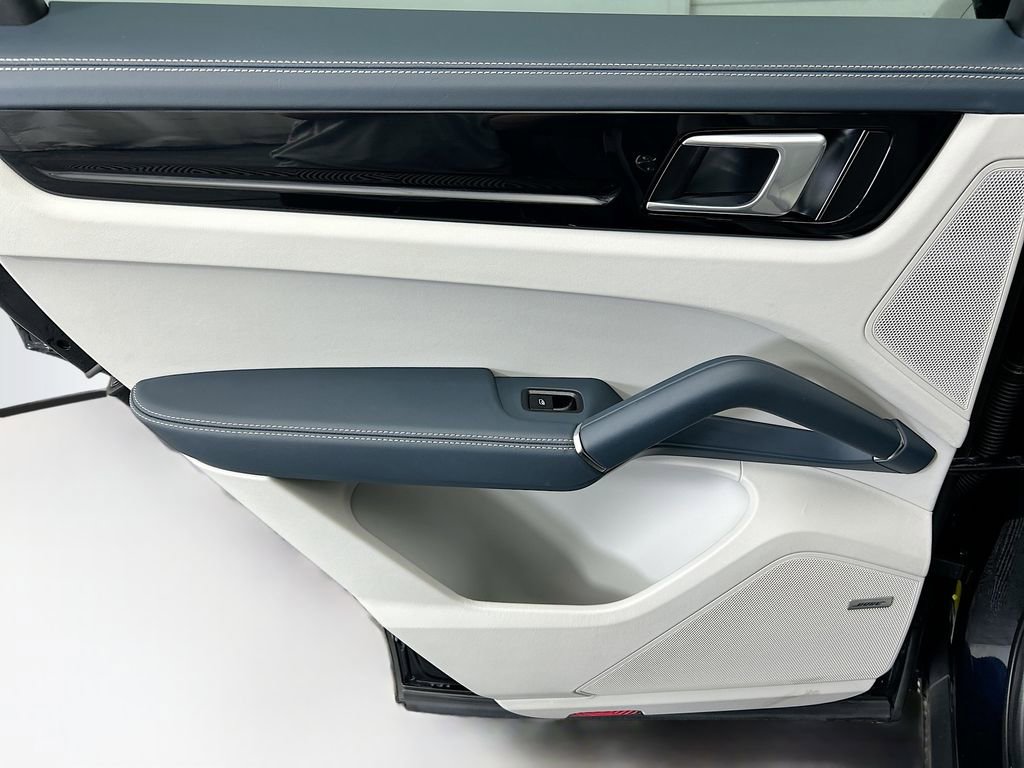 Used 2022 Porsche Cayenne S image 25