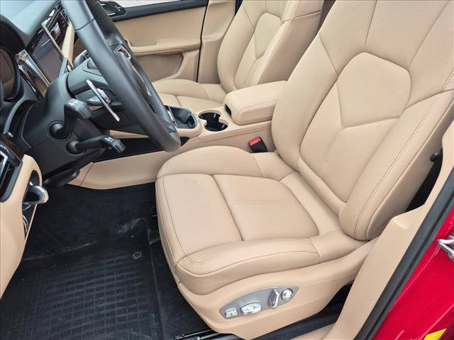 Used 2025 Porsche Macan Turbo AWD/4WD image 17