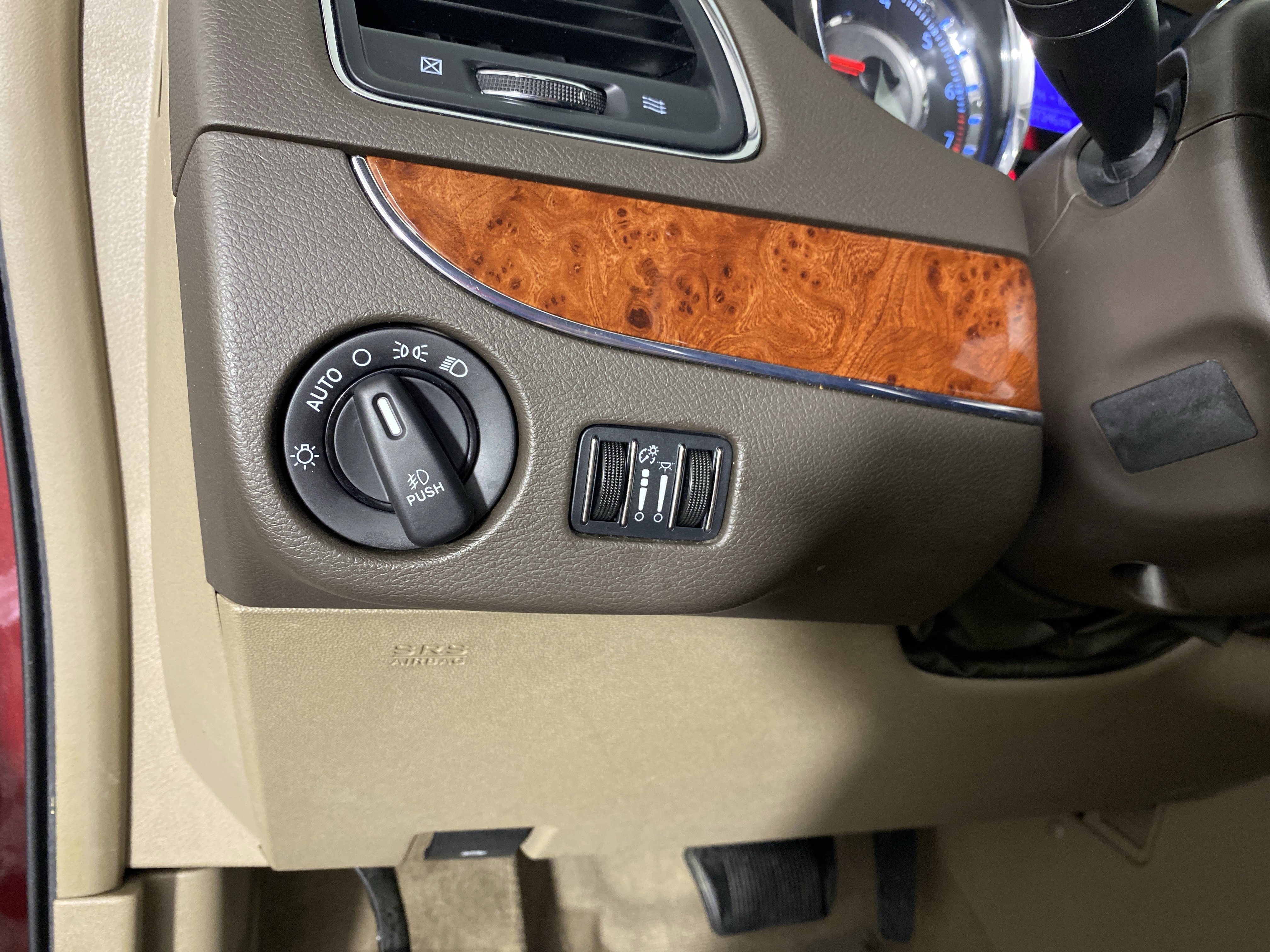 Used 2014 Chrysler Town & Country Touring FWD image 35