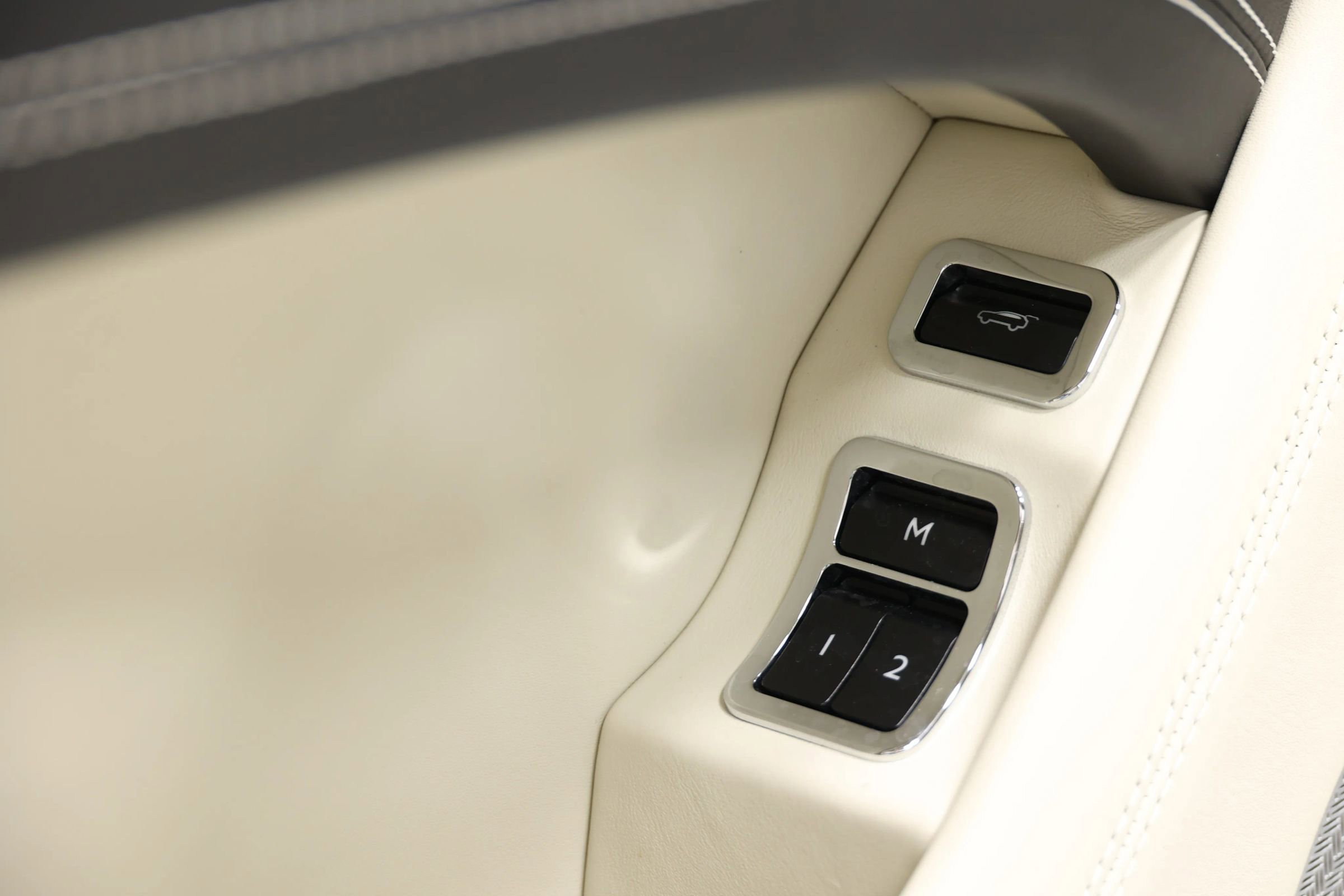 Used 2018 Bentley Bentayga Onyx Edition AWD/4WD image 13