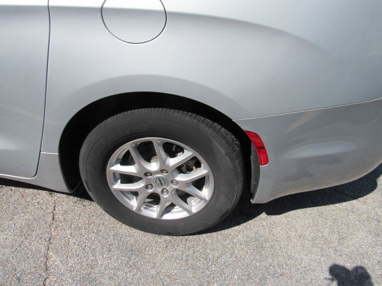 Used 2024 Chrysler Pacifica Touring-L FWD image 4