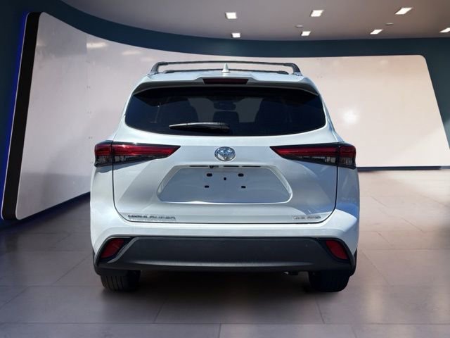 Used 2022 Toyota Highlander XLE AWD/4WD image 4
