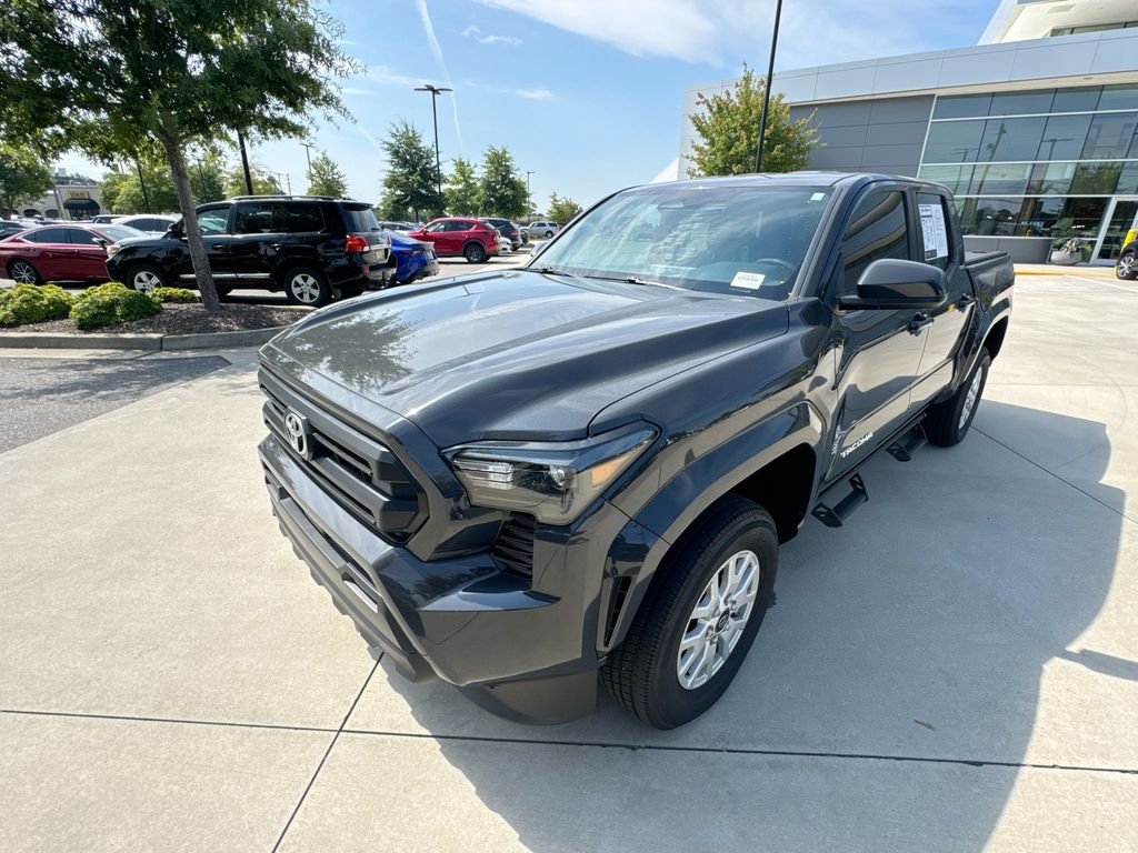 Used 2025 Toyota Tacoma SR5 AWD/4WD image 5