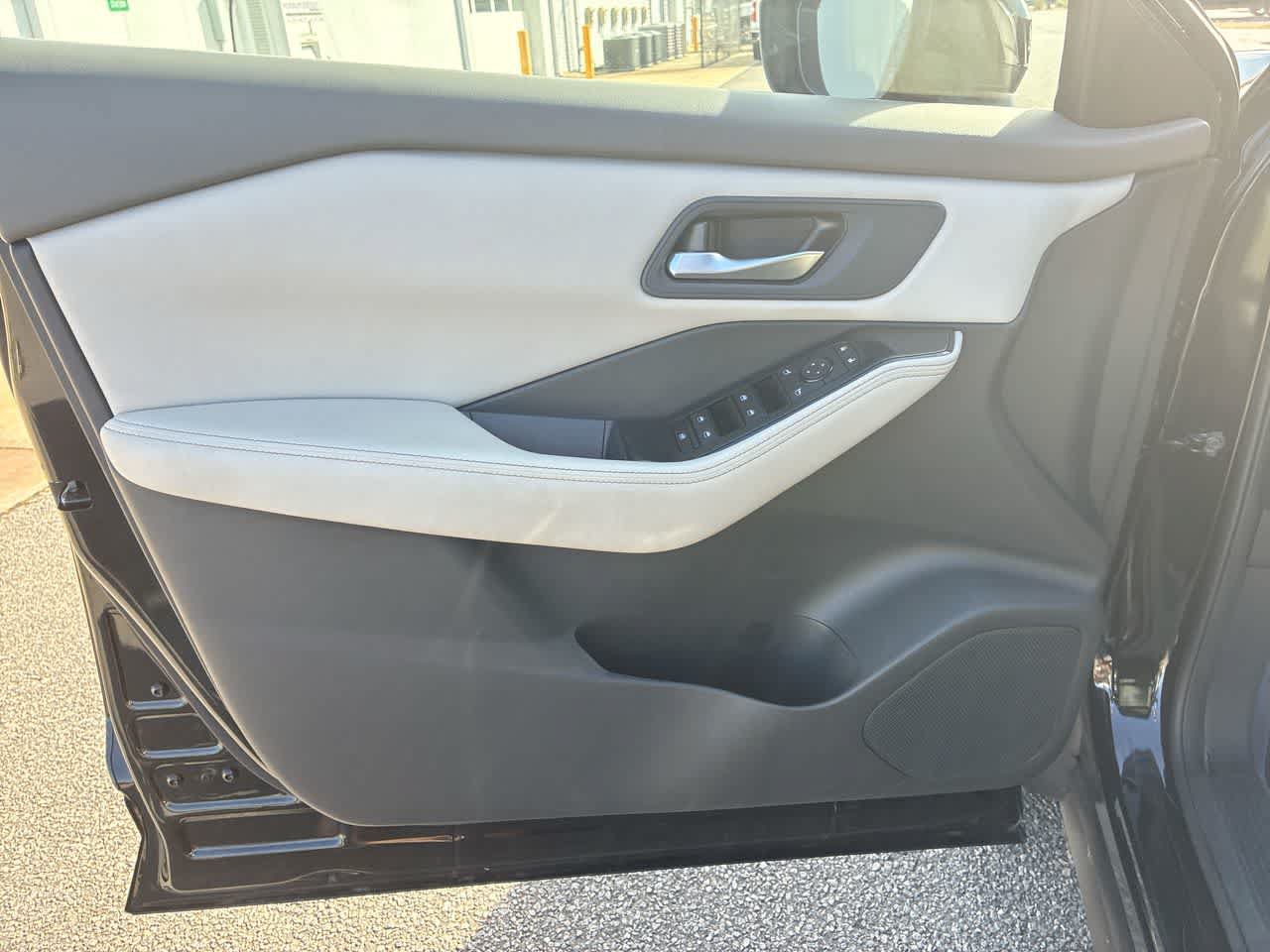 Used 2025 Nissan Rogue SV FWD image 21