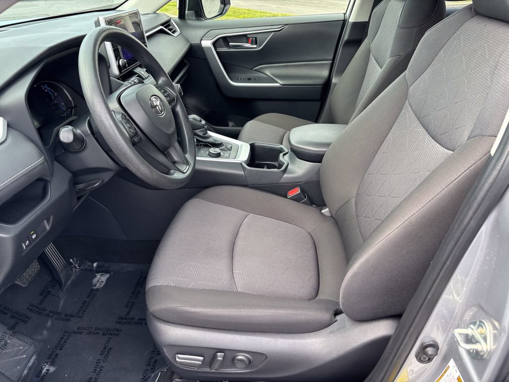 Used 2025 Toyota RAV4 XLE AWD/4WD image 17