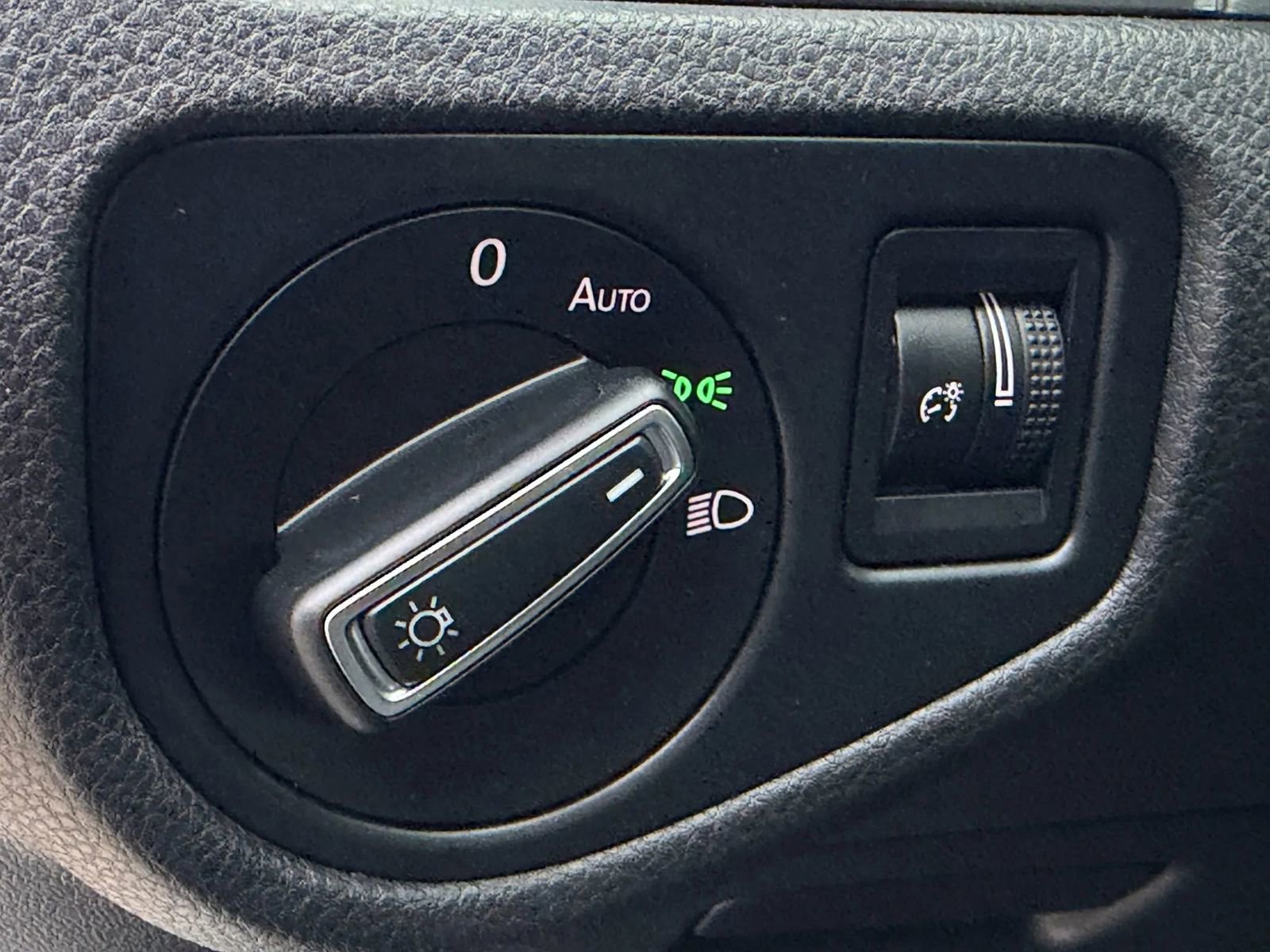 Used 2016 Volkswagen e-Golf SE image 27