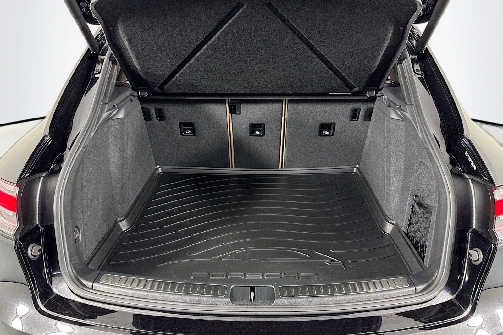Used 2025 Porsche Macan AWD/4WD image 22