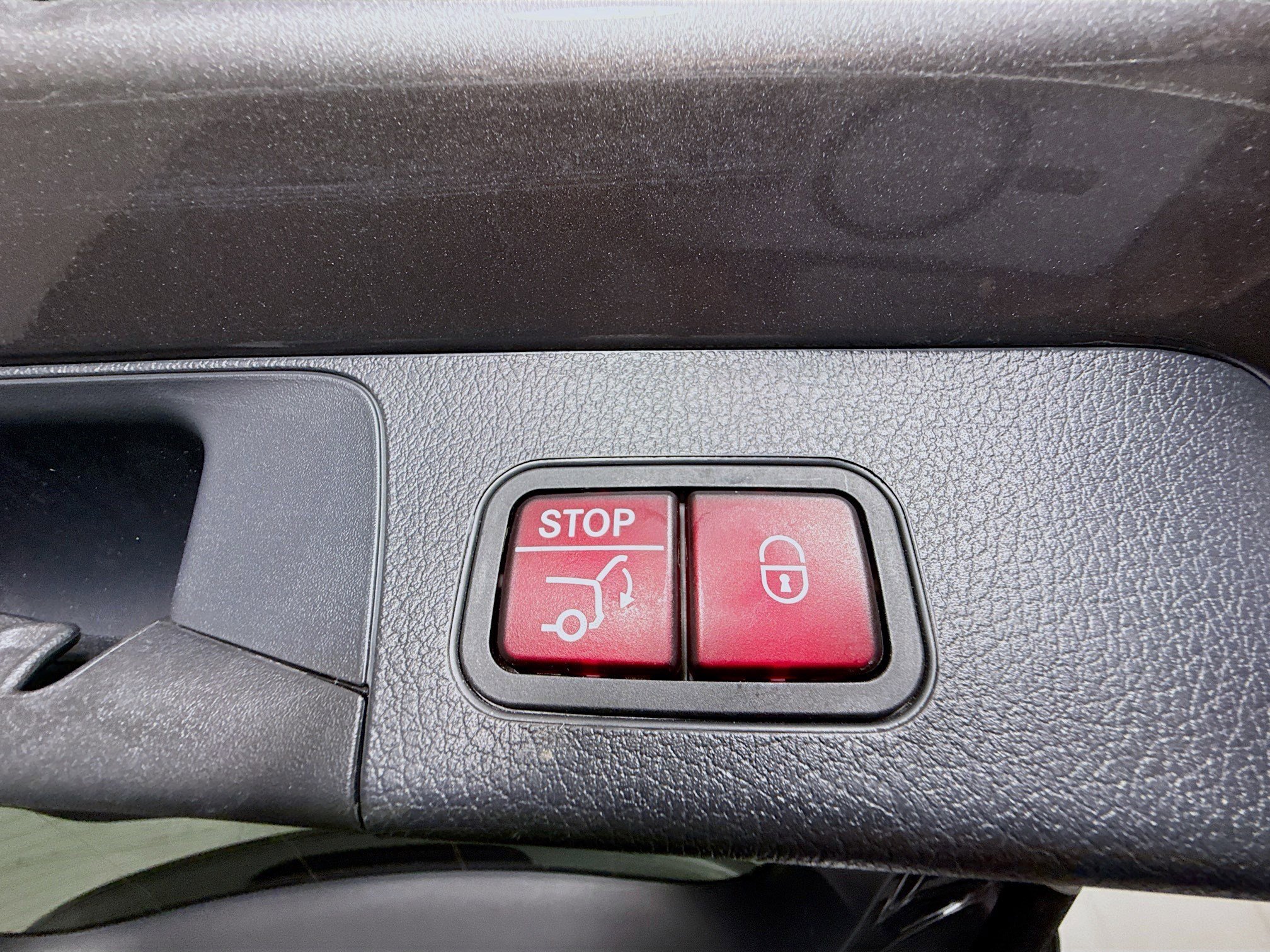 Used 2022 Mercedes-Benz GLB 250 w/ Premium Package Lite image 41