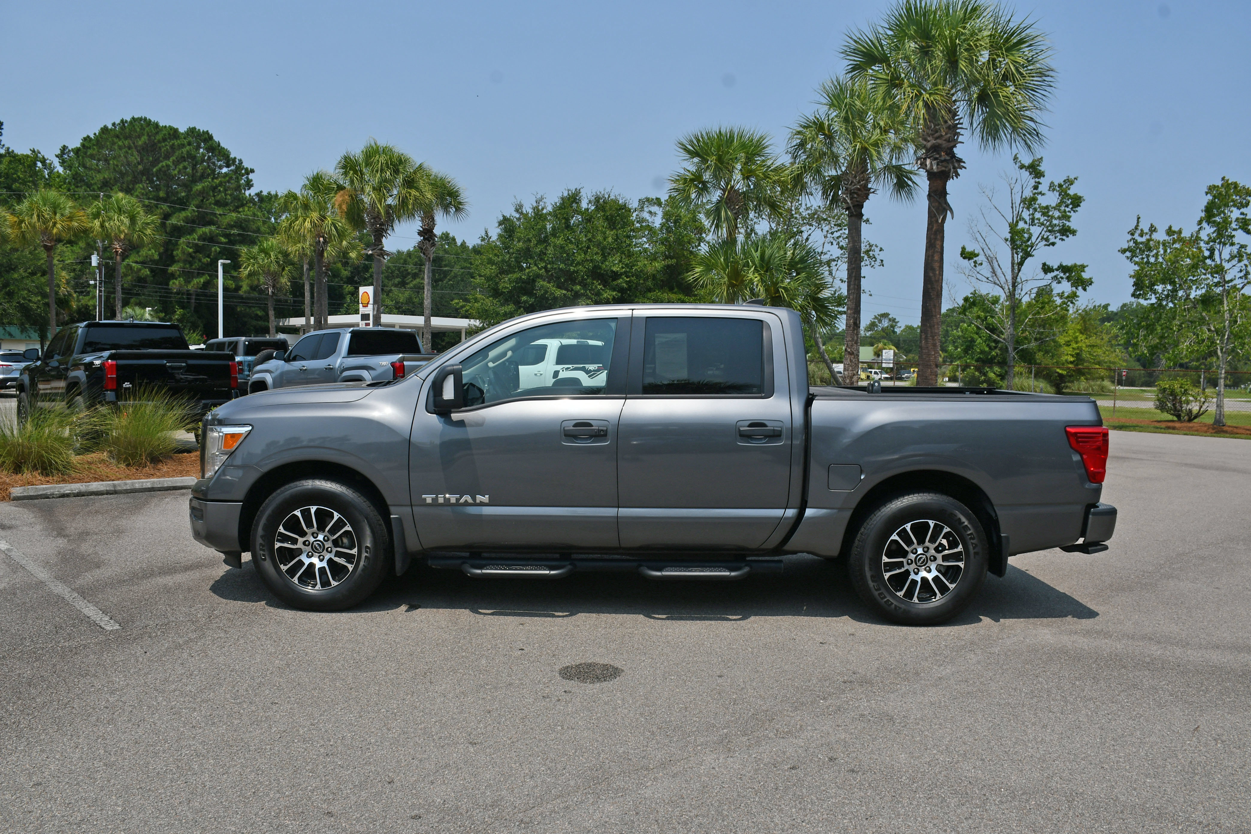 Used 2023 Nissan Titan SV w/ SV Convenience Package RWD image 5