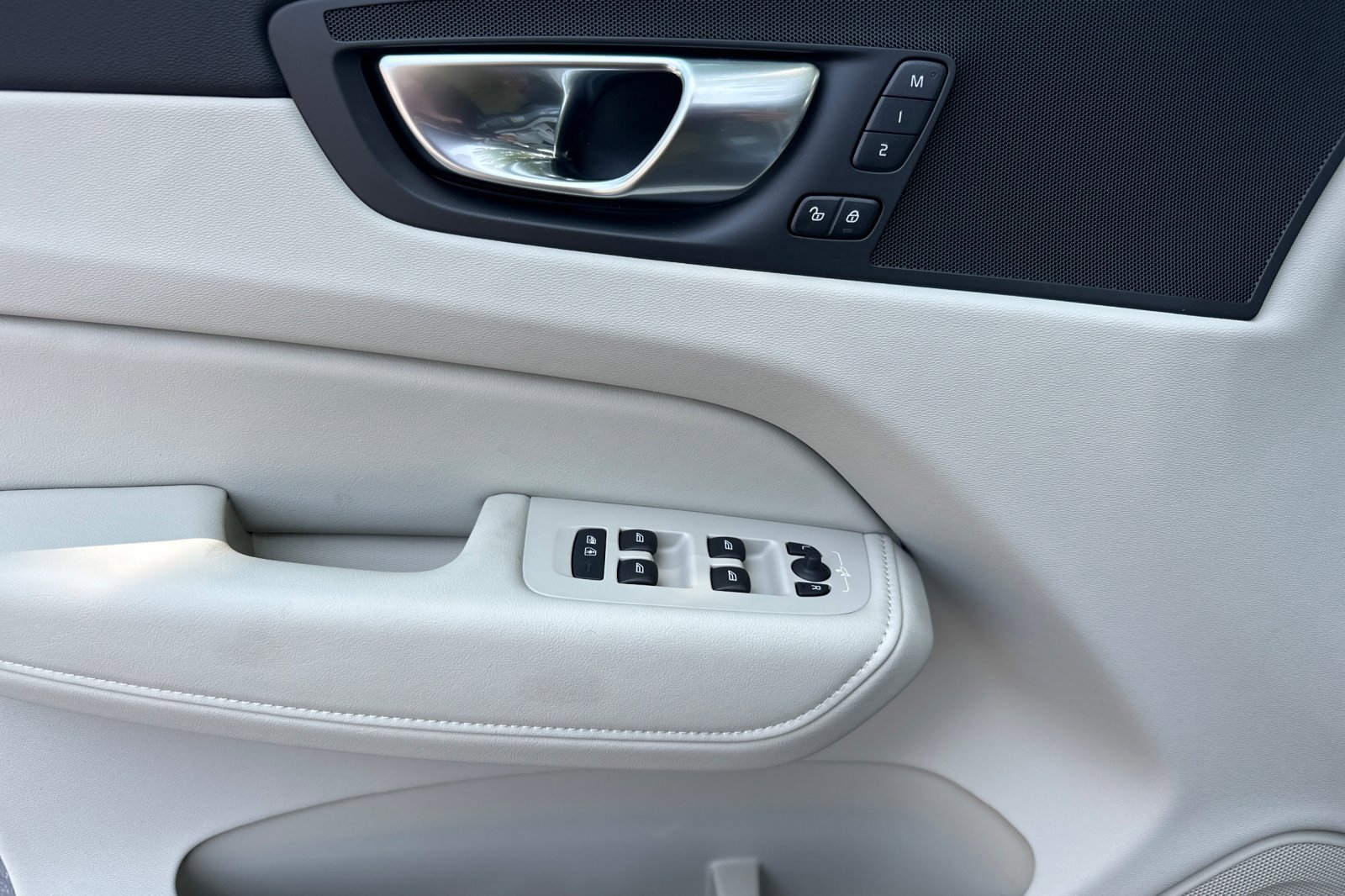 New 2025 Volvo XC60 B5 Plus w/ Climate Package image 9