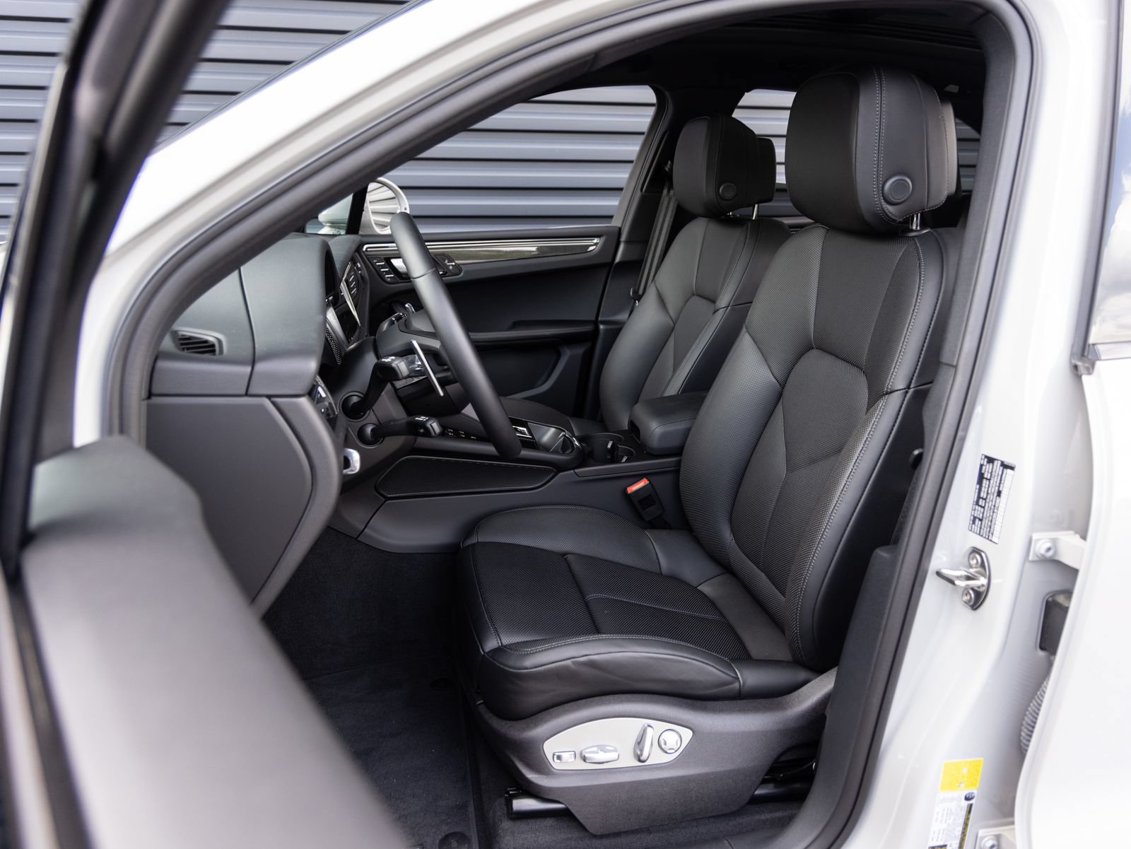 New 2025 Porsche Macan AWD/4WD image 5