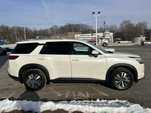 Used 2024 Nissan Pathfinder SL w/ Black Appearance Package image 9