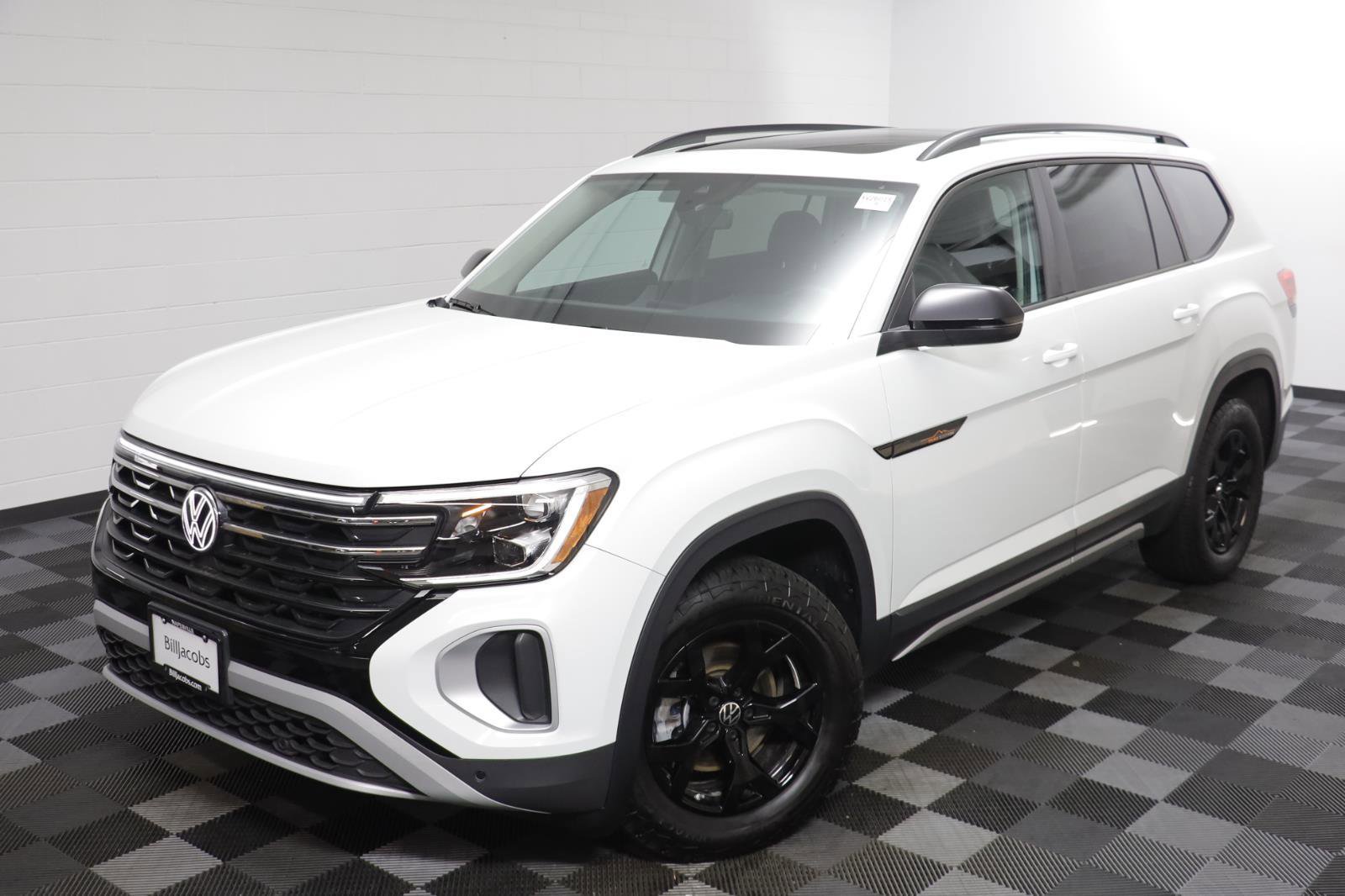 Used 2025 Volkswagen Atlas Peak Edition SE image 2