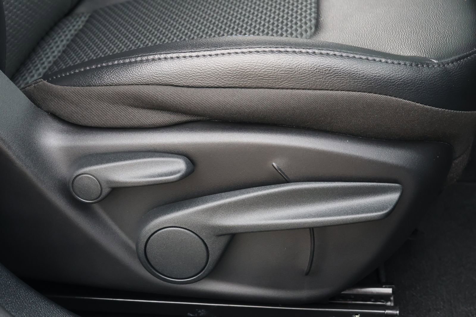 Used 2025 Jeep Compass Latitude w/ Altitude Special Edition image 30