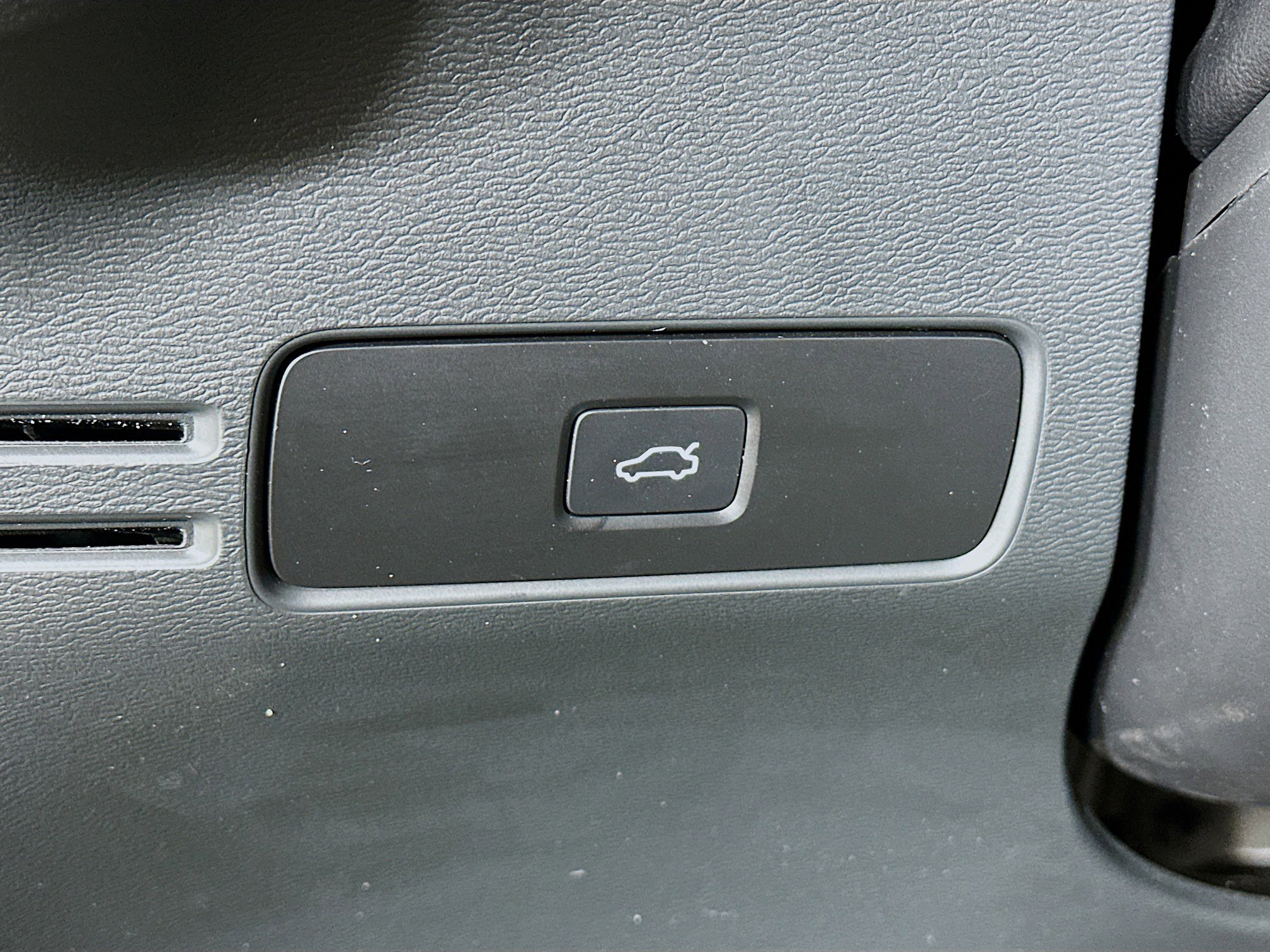 Used 2025 Volvo XC40 B5 Plus image 17