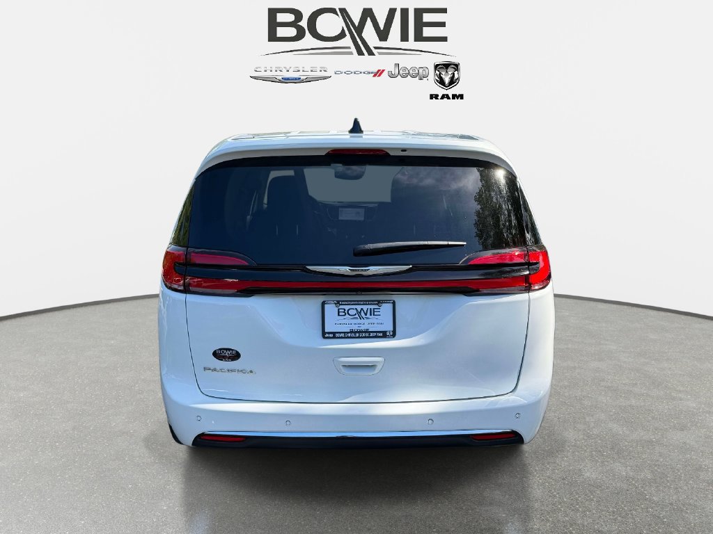 Used 2024 Chrysler Pacifica Touring-L FWD image 3