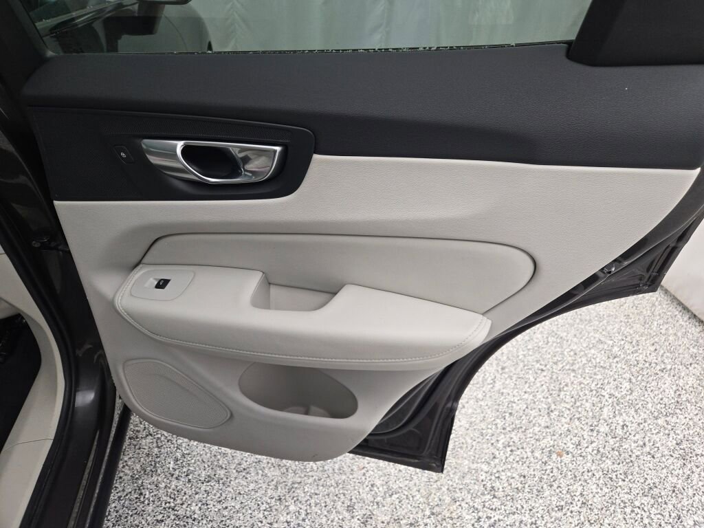 Used 2023 Volvo XC60 B5 Plus image 10
