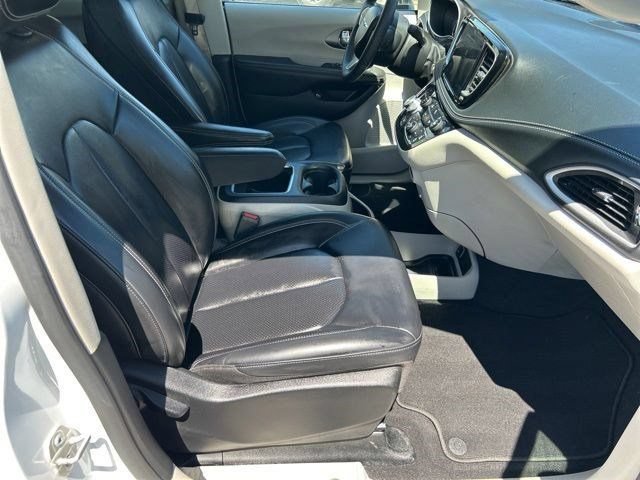 Used 2023 Chrysler Pacifica Touring-L FWD image 51