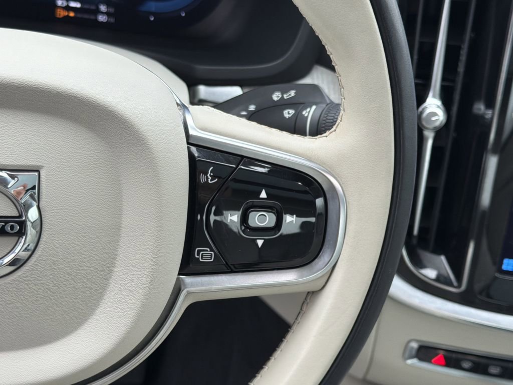 Used 2023 Volvo S60 T8 Plus image 27