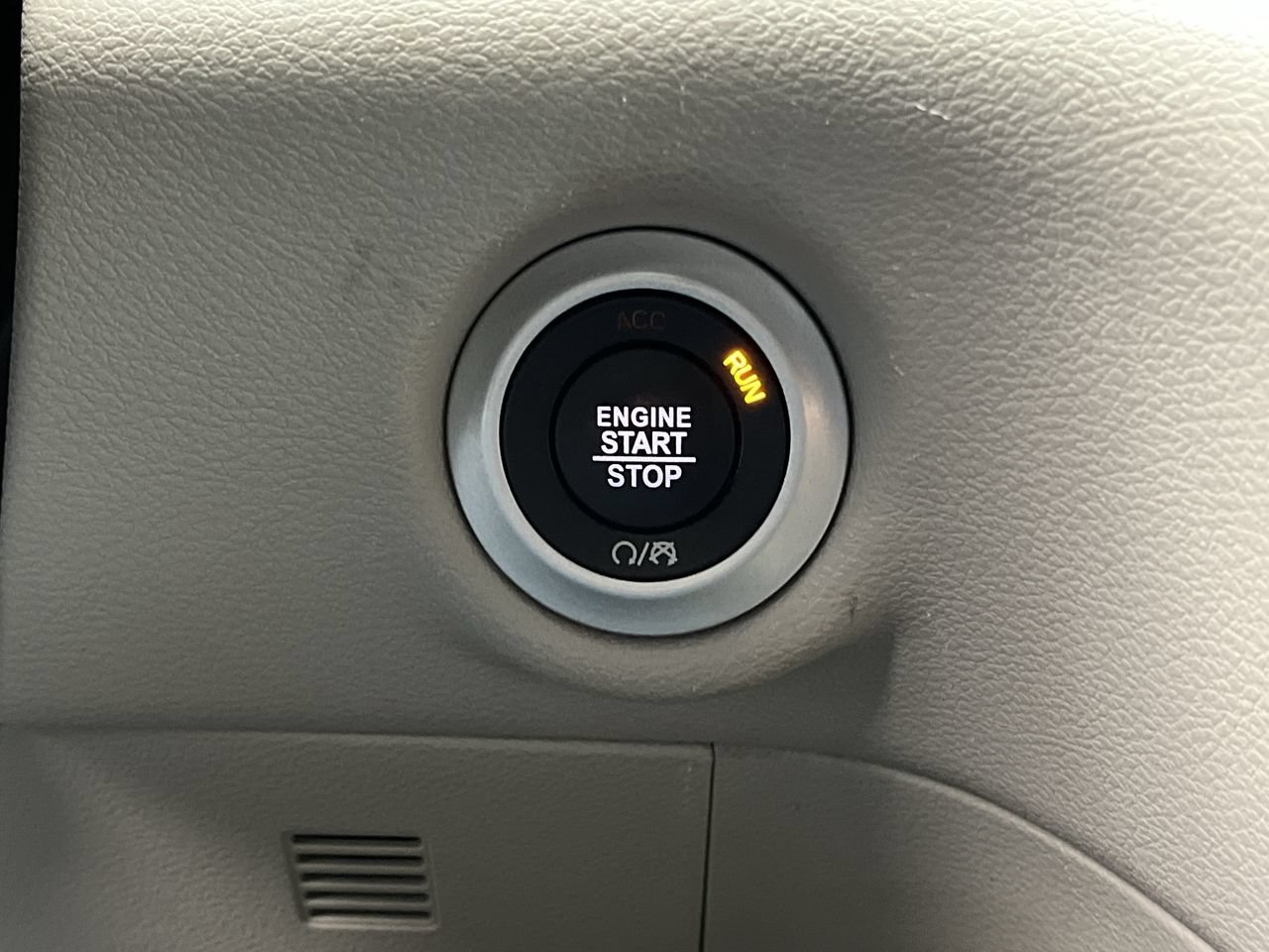 Used 2024 Chrysler Pacifica Touring-L FWD image 21