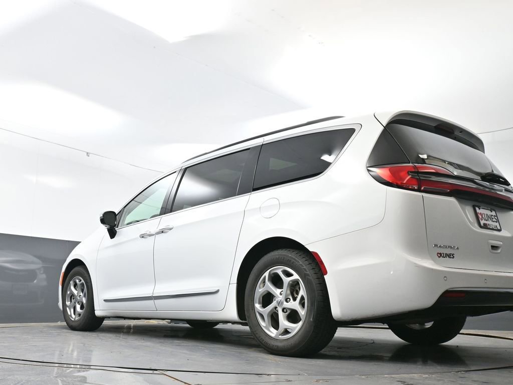 Used 2023 Chrysler Pacifica Limited FWD image 54