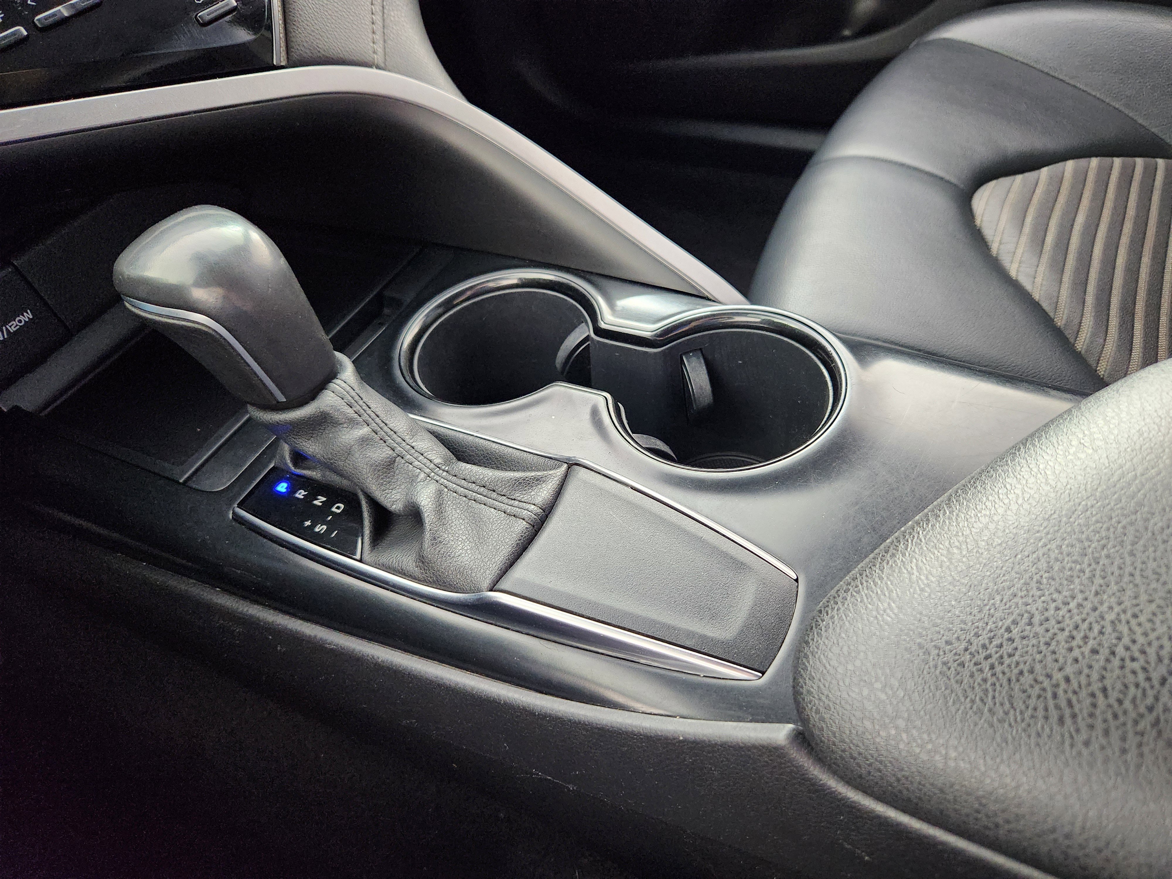 Used 2020 Toyota Camry SE FWD image 25