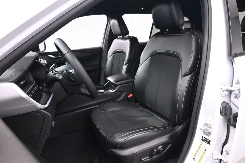 Used 2025 Jeep Grand Cherokee Altitude AWD/4WD image 16