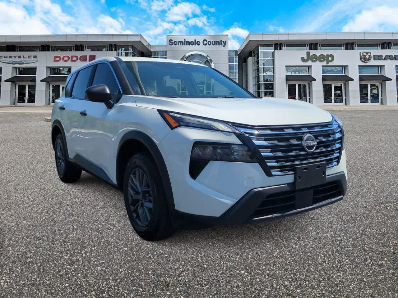 Used 2024 Nissan Rogue S FWD image 2
