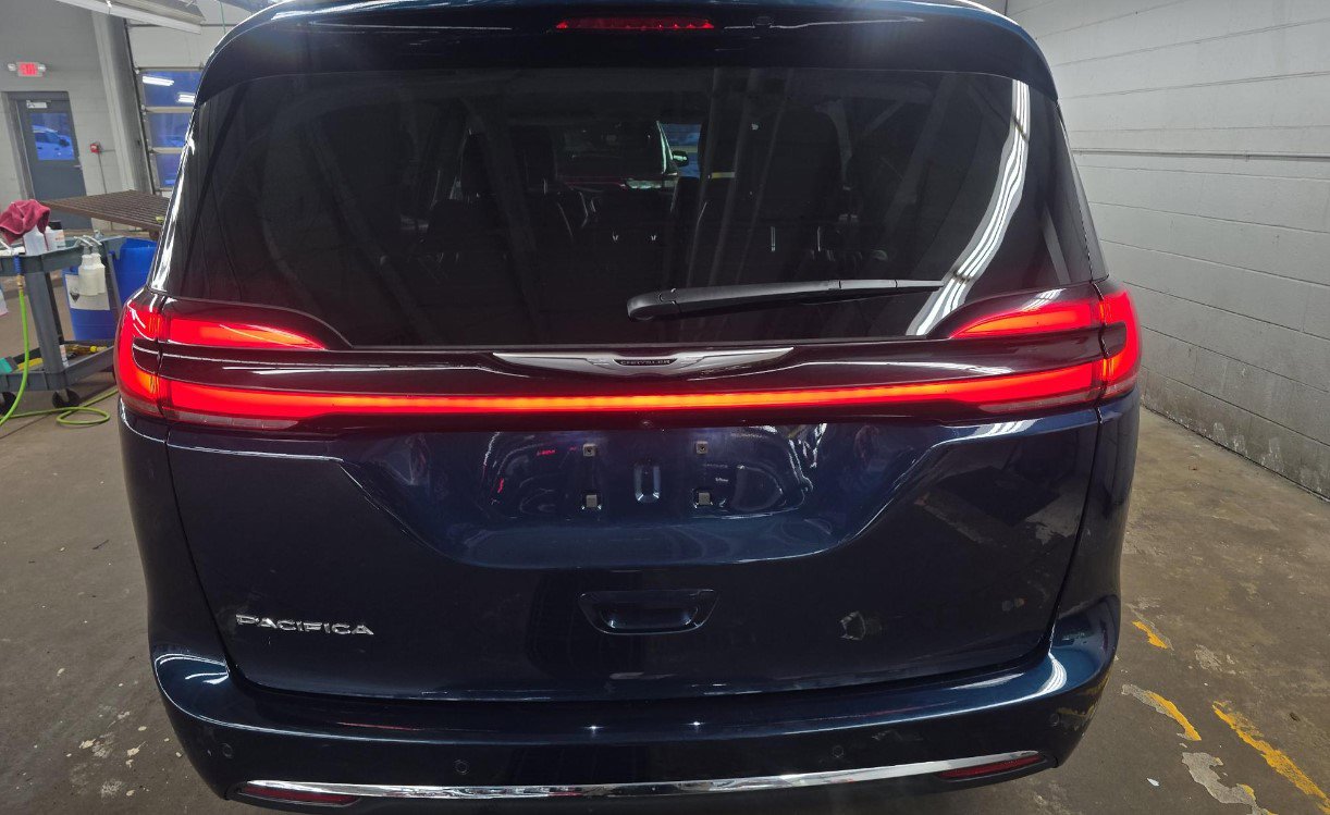 Used 2024 Chrysler Pacifica Touring-L w/ Uconnect Theater Family Group image 5