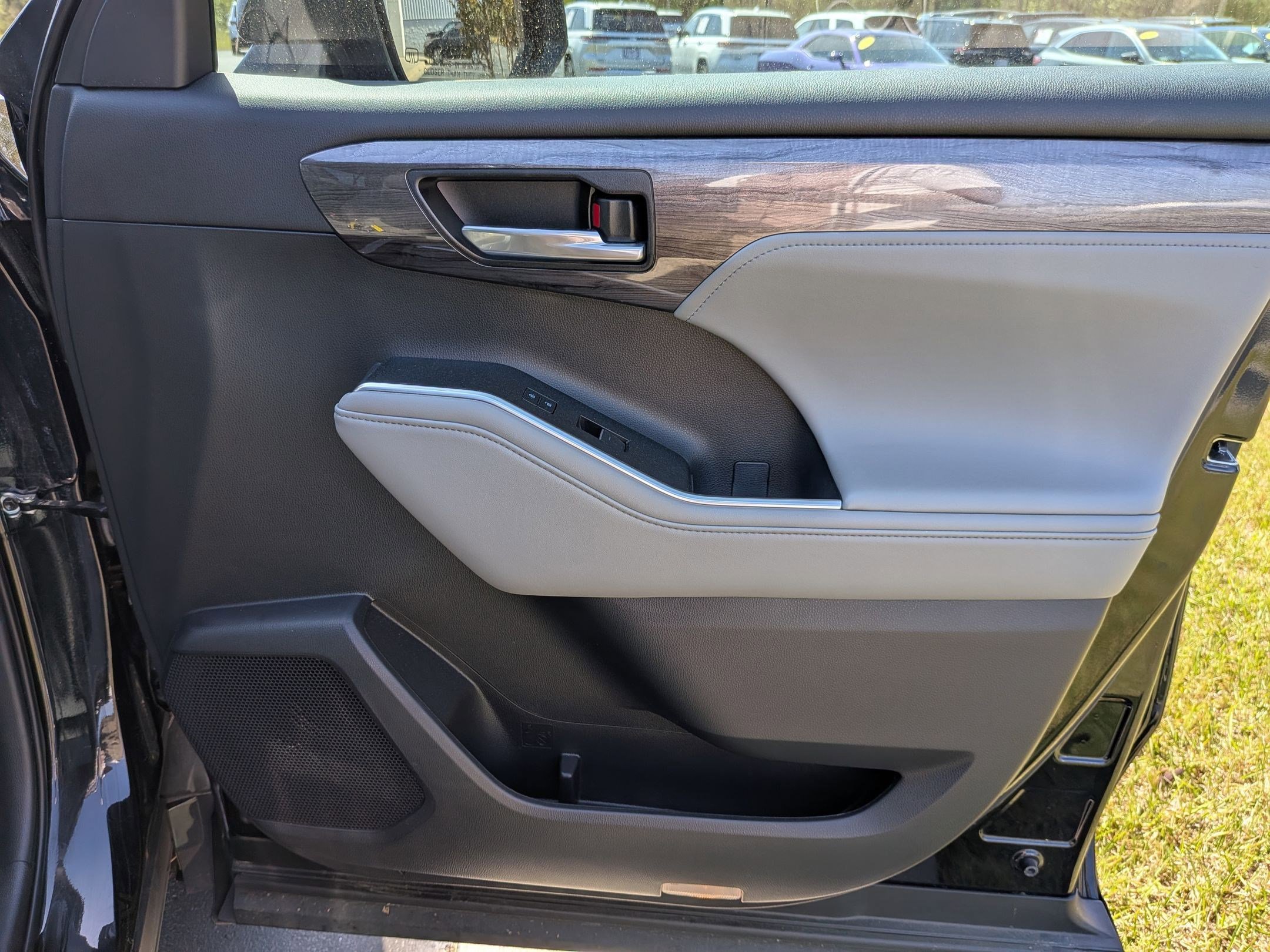 Used 2023 Toyota Highlander Limited FWD image 26