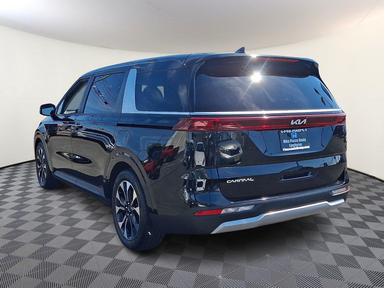 Used 2024 Kia Carnival EX FWD image 5