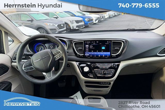 Used 2023 Chrysler Pacifica Touring-L image 6