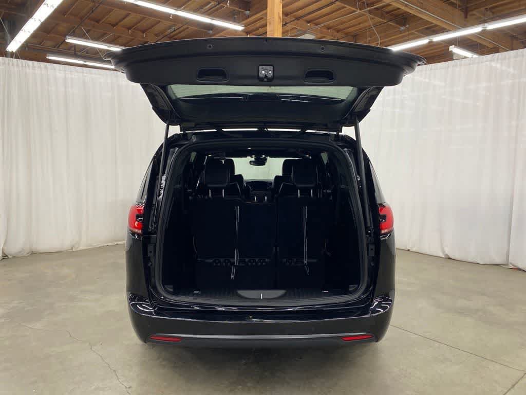 Used 2025 Chrysler Pacifica Limited FWD image 28