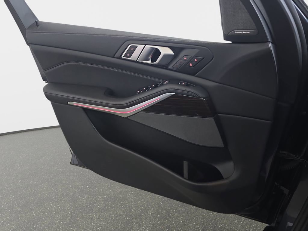 Used 2020 BMW X5 M50i AWD/4WD image 28