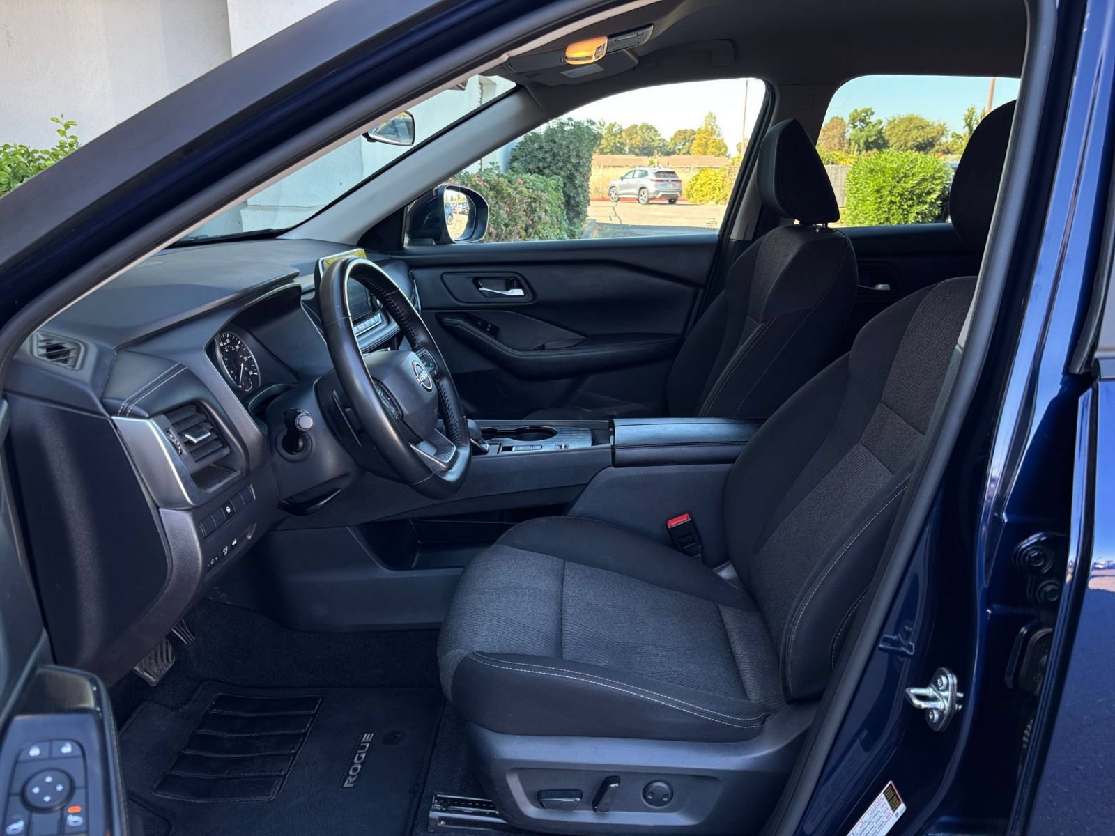 Used 2025 Nissan Rogue SV FWD image 28