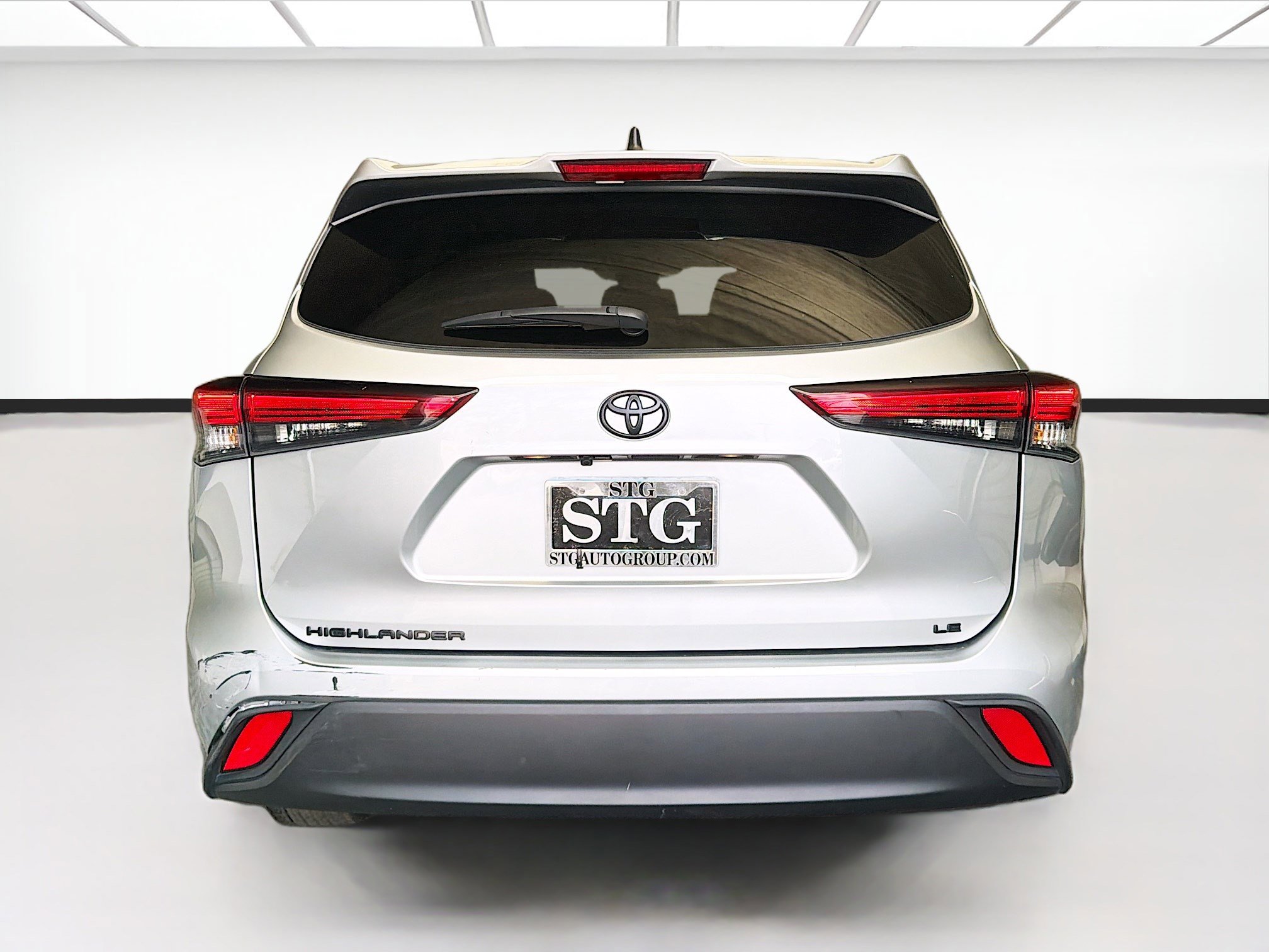Used 2023 Toyota Highlander LE FWD image 5