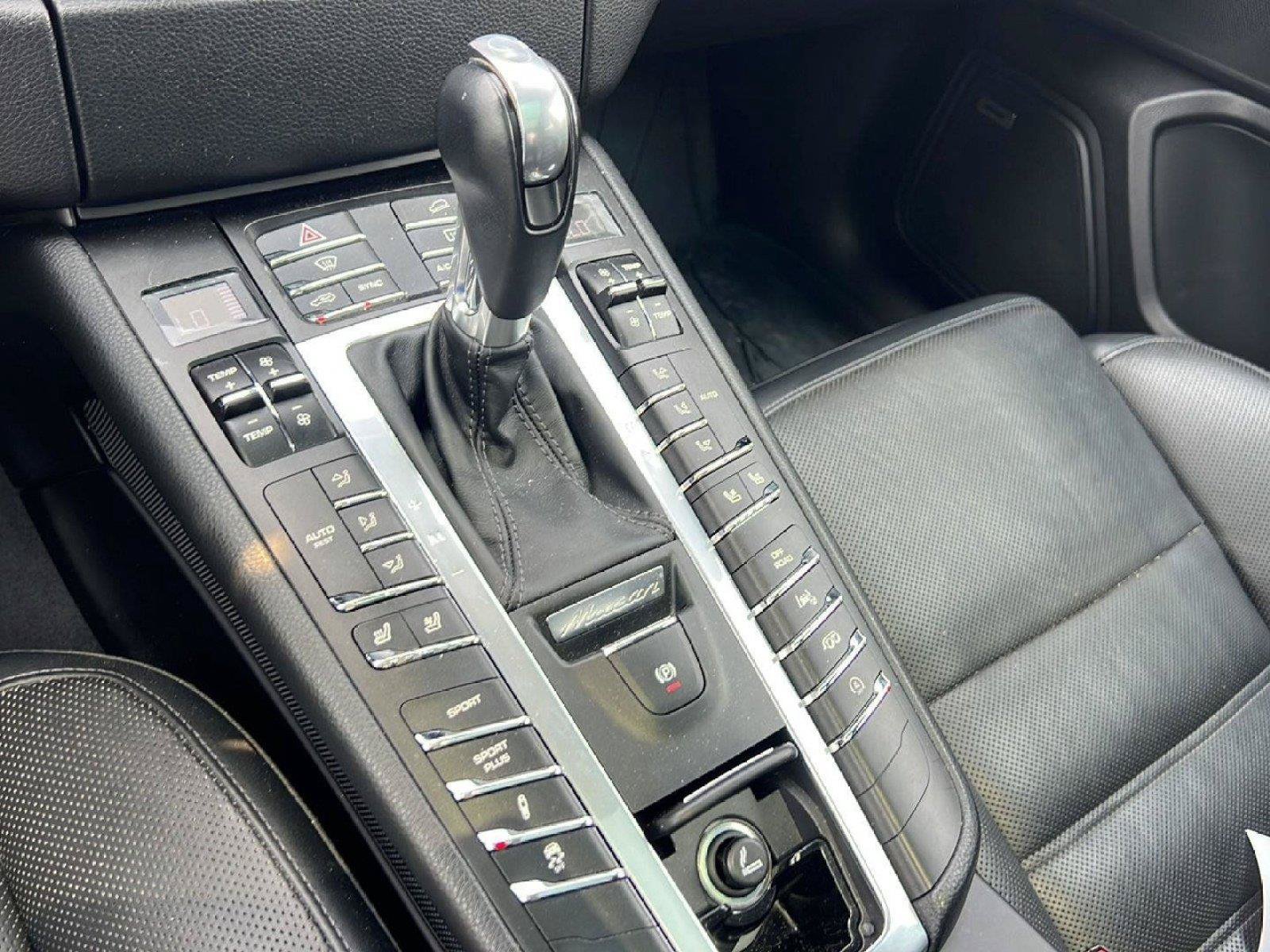 Used 2017 Porsche Macan Turbo AWD/4WD image 13