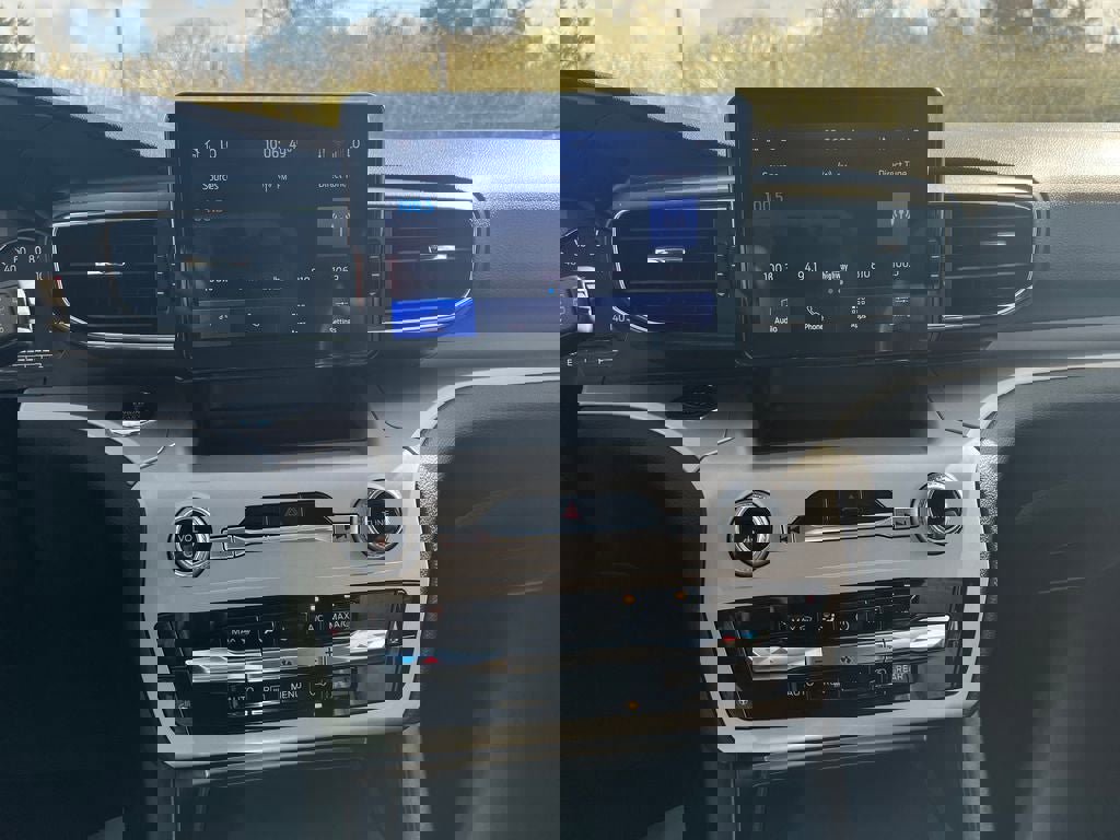 Used 2024 Ford Explorer XLT w/ Equipment Group 202A AWD/4WD image 24