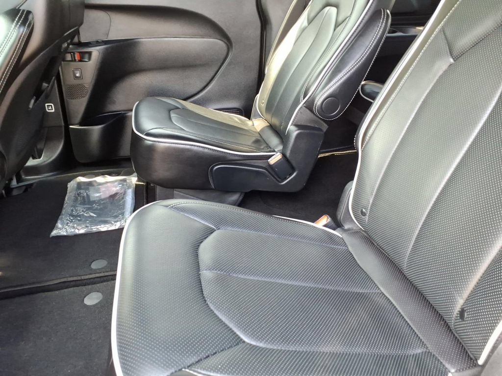Certified 2025 Chrysler Pacifica Limited FWD image 17