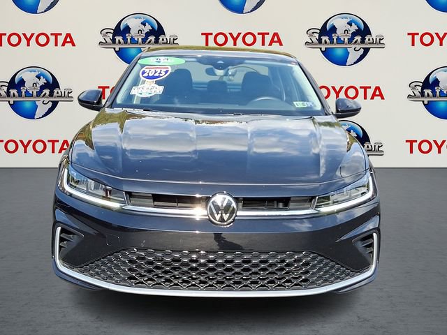 Used 2025 Volkswagen Jetta SE image 2