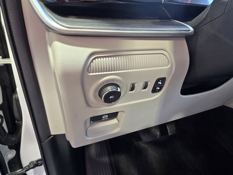 Used 2023 Jeep Wagoneer Series III w/ Premium Group I AWD/4WD image 13