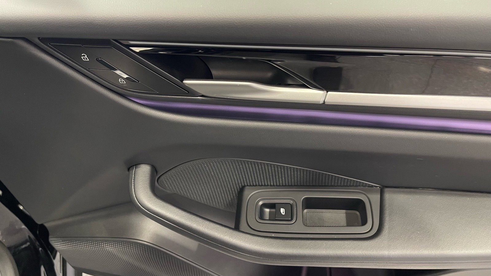 Used 2025 Porsche Macan Electric image 40