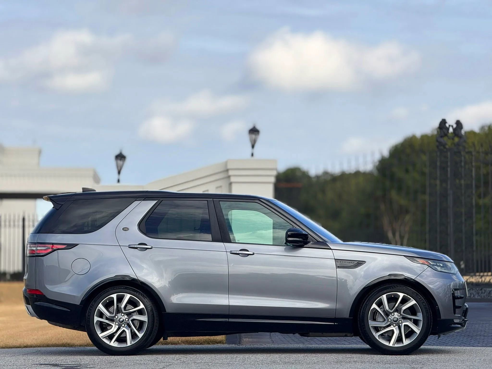 Used 2020 Land Rover Discovery Landmark image 6