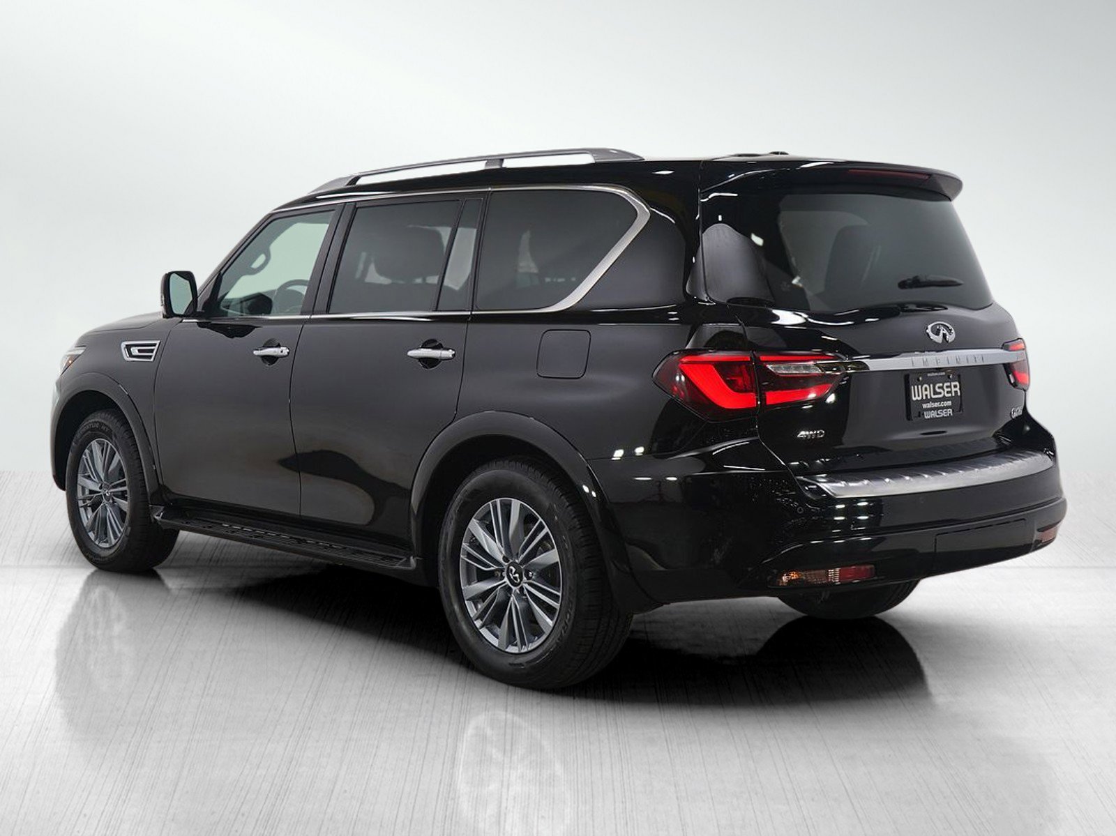 Used 2024 INFINITI QX80 Premium Select image 3