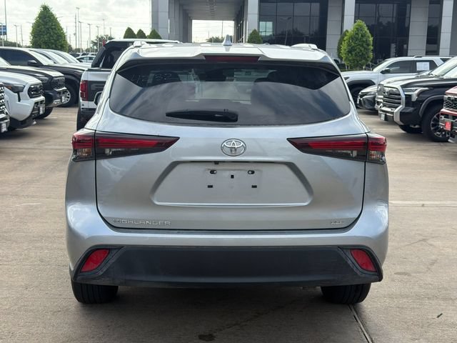 Used 2025 Toyota Highlander XLE FWD image 6