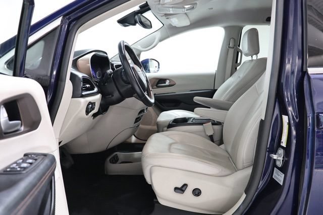 Used 2017 Chrysler Pacifica Touring-L Plus w/ Advanced Safetytec Group FWD image 12