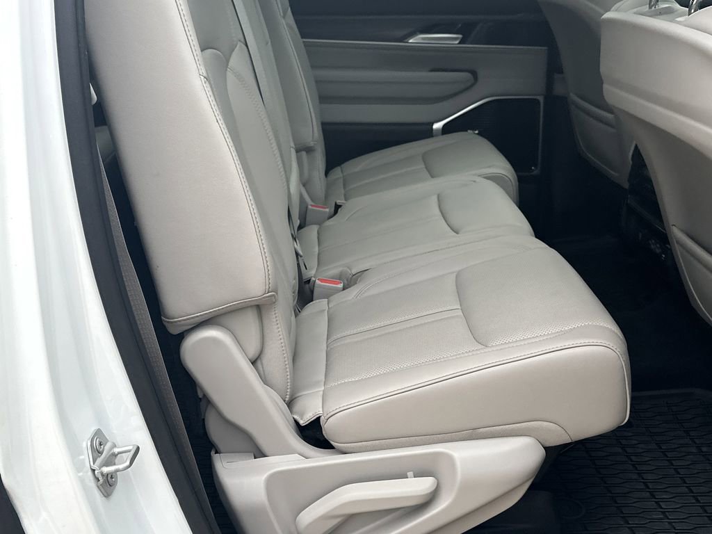 Used 2024 Jeep Wagoneer Series III w/ Premium Group I AWD/4WD image 16